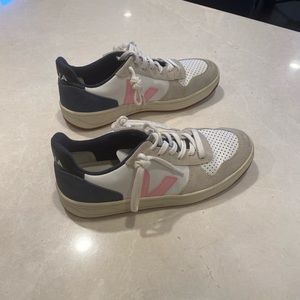 Veja x Madewell minimally worn sneakers. Light pink “V” and navy blue back